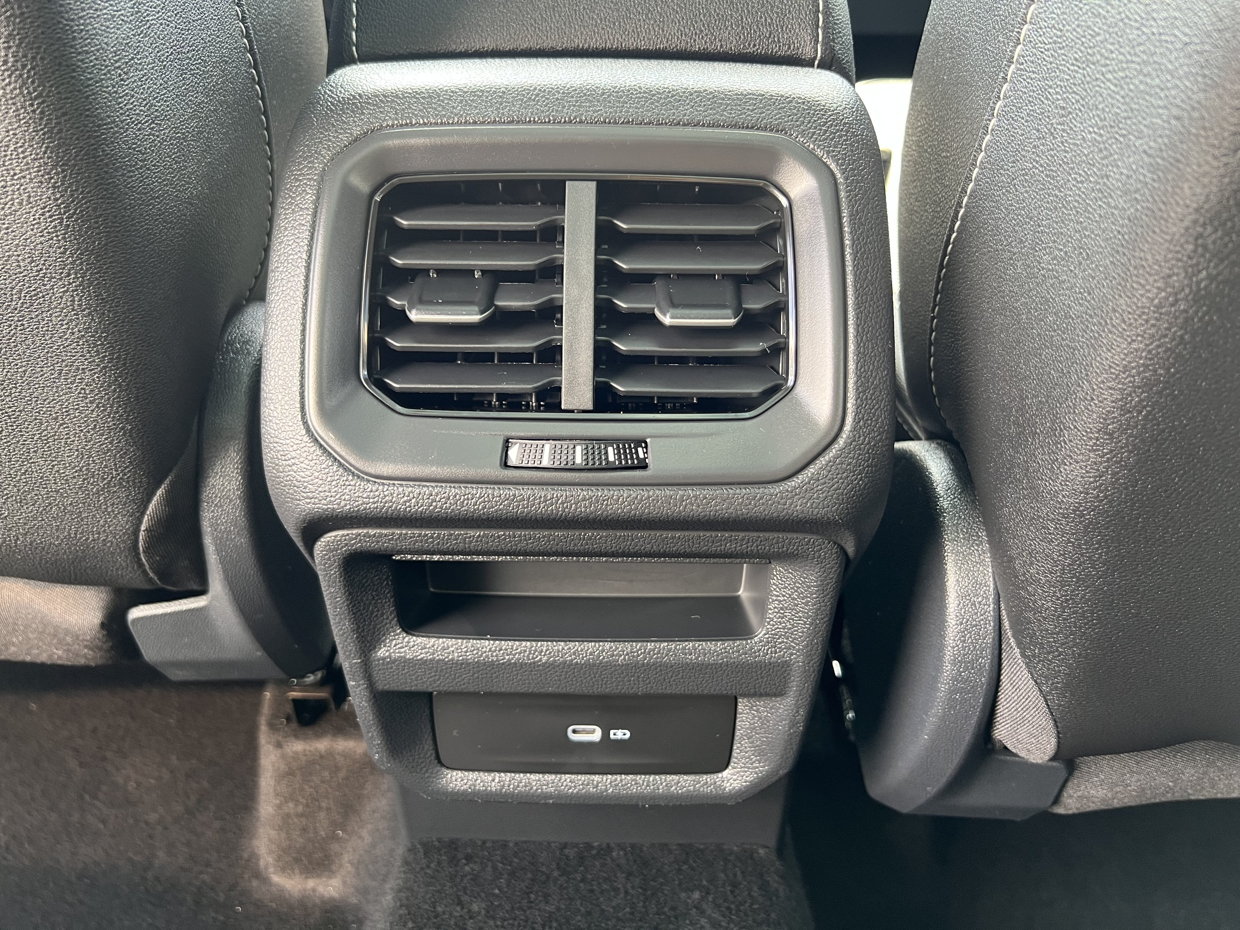 2024 Volkswagen Taos SE w/panoramic sunroof